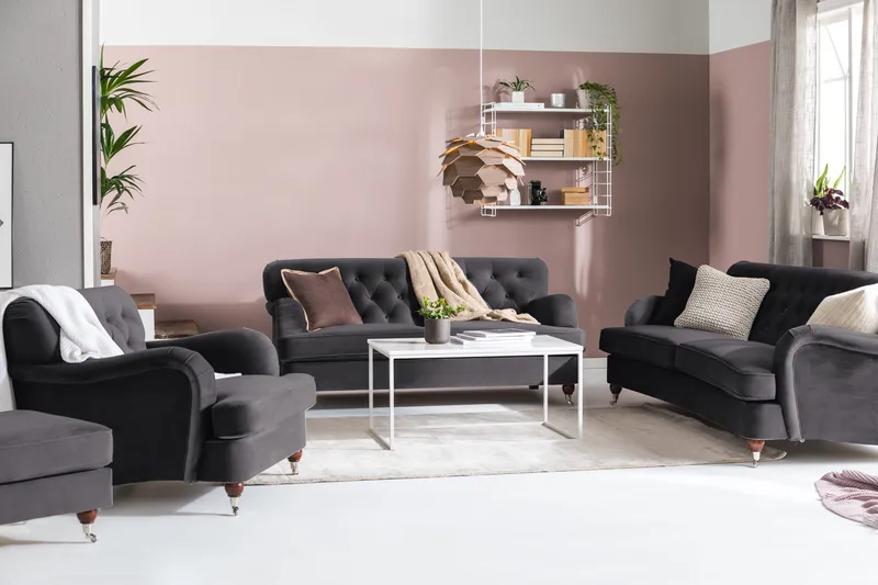 Howard Riviera Sofagruppe Svunget 3-personers + 2-personers Sofa + Lænestol + Fodskammel i Fløjl - Mørkegrå - Møbler - Sofaer - Sofagrupper - Howard sofagruppe