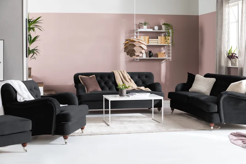 Howard Riviera Sofagruppe Svunget 3-personers + 2-personers Sofa + Lænestol + Fodskammel i Fløjl - Sort - Møbler - Sofaer - Sofagrupper - Howard sofagruppe