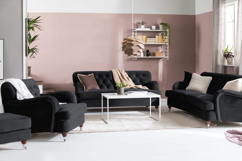 Howard Riviera Sofagruppe Svunget 3-personers + 2-personers Sofa + Lænestol + Fodskammel i Fløjl - Sort - Møbler - Sofaer - Sofagrupper - Howard sofagruppe