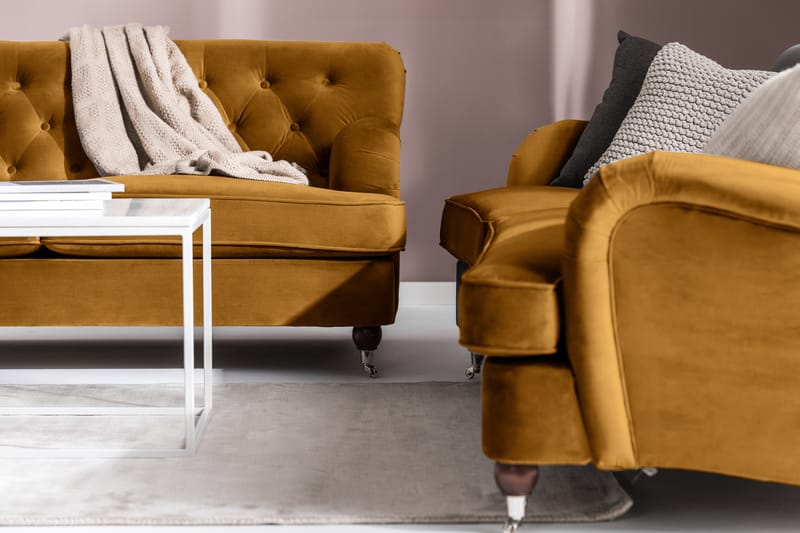 Howard Riviera Sofagruppe Svunget 3-personers + 2-personers Sofa + Lænestol + Fodskammel i Fløjl - Mørkegul - Møbler - Sofaer - Sofagrupper - Howard sofagruppe