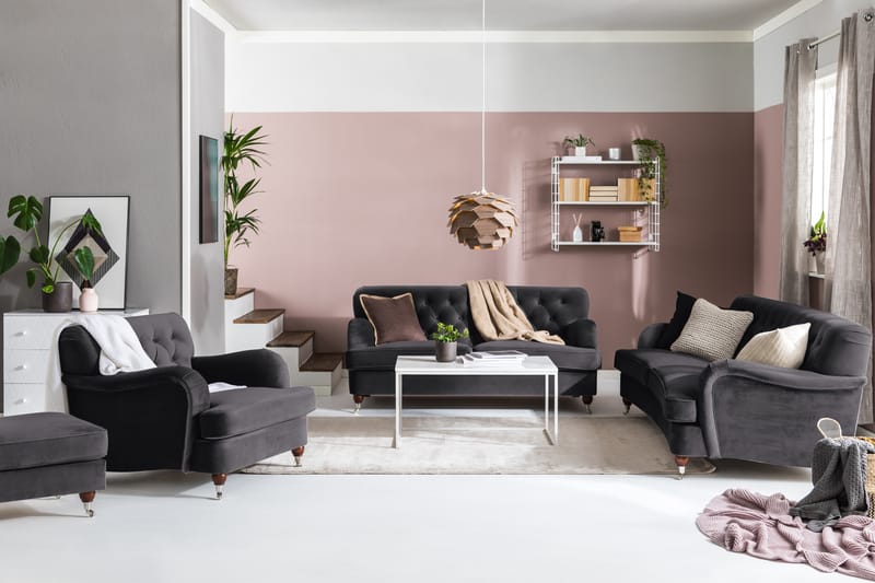 Howard Riviera Sofagruppe Svunget 3-personers + 2-personers Sofa + Lænestol + Fodskammel i Fløjl - Mørkegrå - Møbler - Sofaer - Sofagrupper - Howard sofagruppe