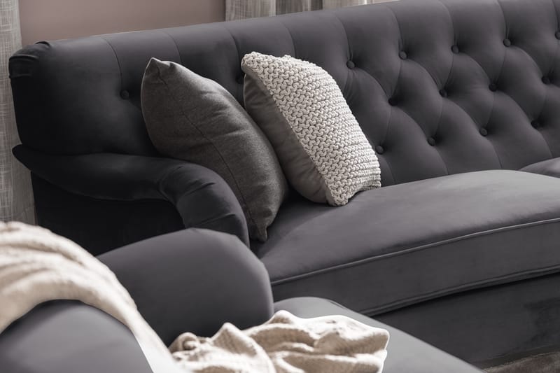Howard Riviera Sofagruppe Svunget 3-personers + 2-personers Sofa + Lænestol + Fodskammel i Fløjl - Mørkegrå - Møbler - Sofaer - Sofagrupper - Howard sofagruppe