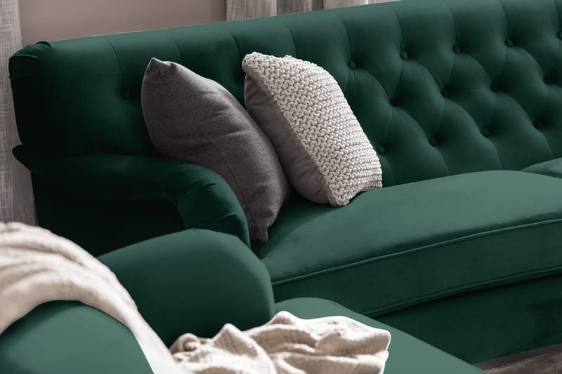 Howard Riviera Sofagruppe Svunget 3-personers + 2-personers Sofa + Lænestol + Fodskammel i Fløjl - Grøn - Møbler - Sofaer - Sofagrupper - Howard sofagruppe