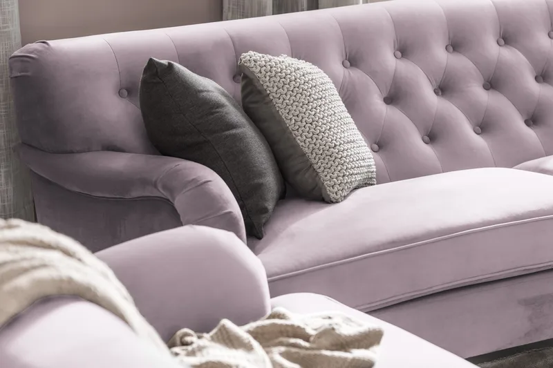 Howard Riviera Sofagruppe Svunget 3-personers + 2-personers Sofa + Lænestol + Fodskammel i Fløjl - Lilla - Møbler - Sofaer - Sofagrupper - Howard sofagruppe