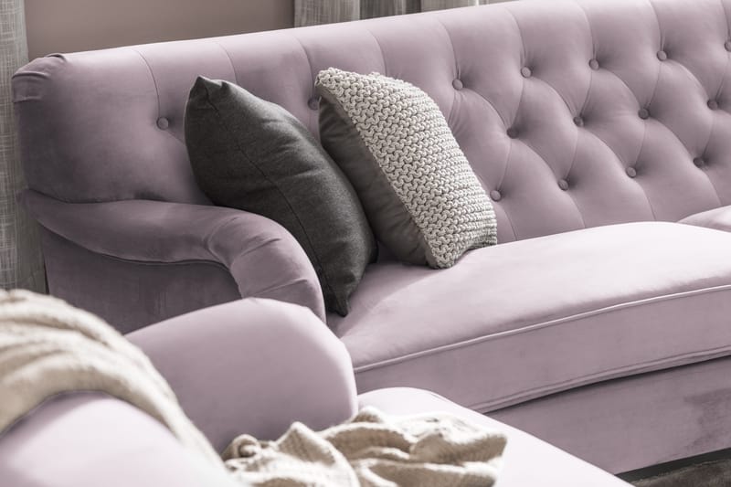 Howard Riviera Sofagruppe Svunget 3-personers + 2-personers Sofa + Lænestol + Fodskammel i Fløjl - Lilla - Møbler - Sofaer - Sofagrupper - Howard sofagruppe