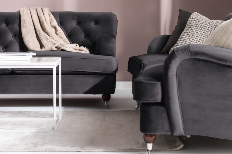 Howard Riviera Sofagruppe Svunget 3-personers + 2-personers Sofa + Lænestol + Fodskammel i Fløjl - Mørkegrå - Møbler - Sofaer - Sofagrupper - Howard sofagruppe
