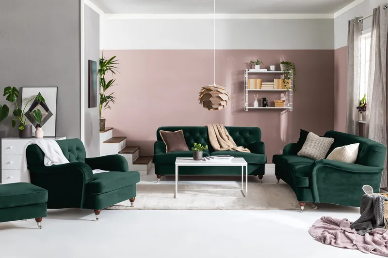 Howard Riviera Sofagruppe Svunget 3-personers + 2-personers Sofa + Lænestol + Fodskammel i Fløjl - Grøn - Møbler - Sofaer - Sofagrupper - Howard sofagruppe