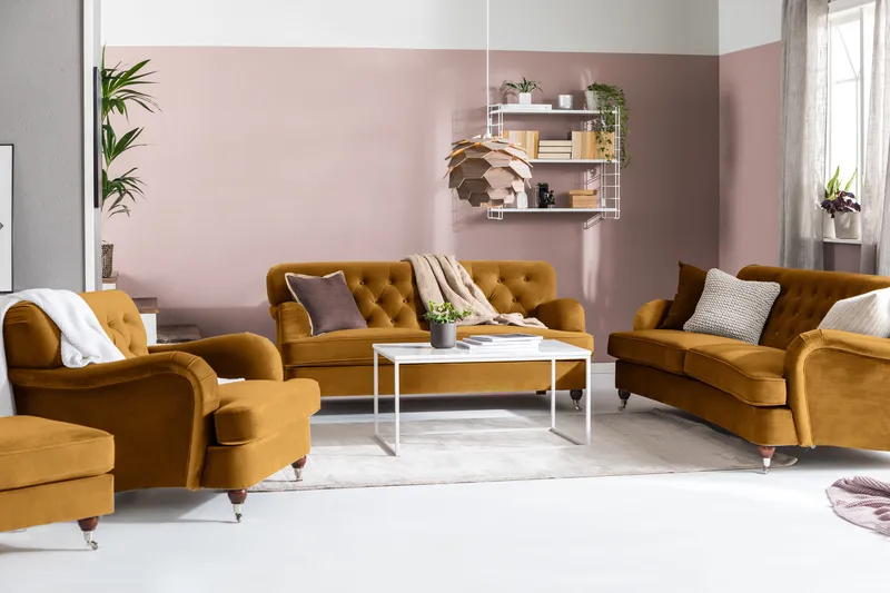 Howard Riviera Sofagruppe Svunget 3-personers + 2-personers Sofa + Lænestol + Fodskammel i Fløjl - Mørkegul - Møbler - Sofaer - Sofagrupper - Howard sofagruppe