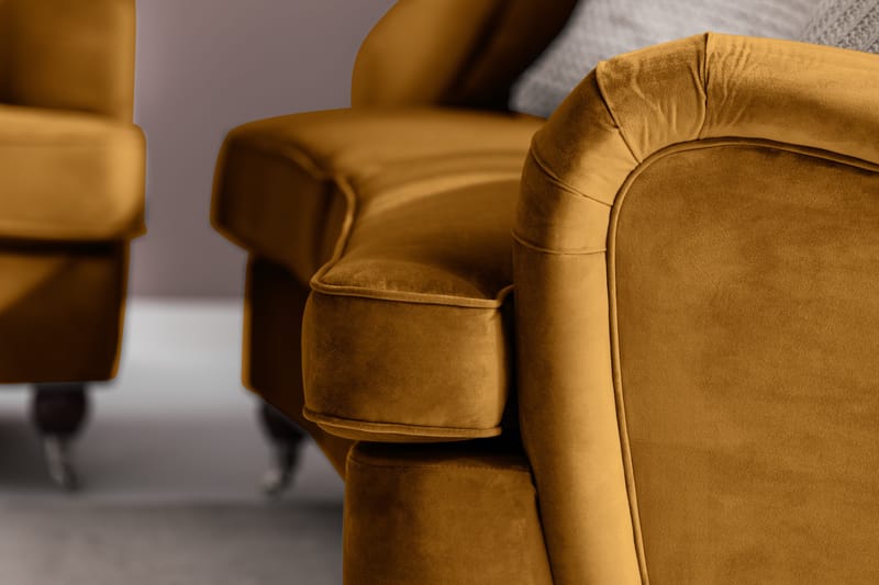 Howard Riviera Sofagruppe Svunget 3-personers + 2-personers Sofa + Lænestol + Fodskammel i Fløjl - Mørkegul - Møbler - Sofaer - Sofagrupper - Howard sofagruppe