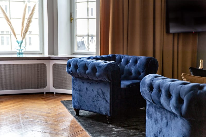 Chesterfield Lyx Stor behagelig dyb fløjlsfotel – Fotel til stuen - Blå Velour - Møbler - Stole & lænestole - Lænestole - Chesterfield lænestole