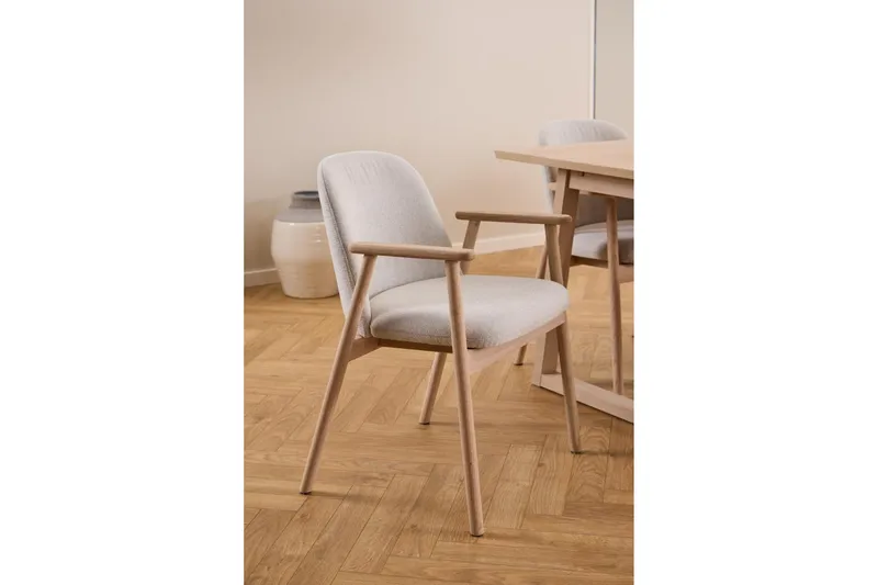 Reciclar spisebordsstol i bouclé med armlæn i egetræ - Beige - Møbler - Stole & lænestole - Spisebordsstole & køkkenstole