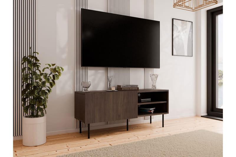 Hammarstrand Rillet TV-bænk mørkt træ med opbevaring – 42 cm dyb, 150 cm bred, 58 cm høj - Valnød - Møbler - TV borde & mediemøbler - TV-borde
