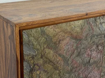 Corena skænk 150 cm - naturbrun med flerfarvede fronter i stenlook og sorte ben - Opbevaring - Opbevaringsmøbler - Skænke & sideboards