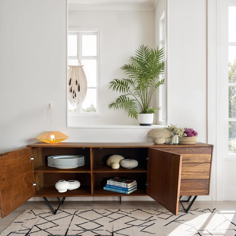 Jesvik skænk 175x71x40 cm i massivt sheeshamtræ med fronter i stenlook - hvid og naturtræ - Opbevaring - Opbevaringsmøbler - Skænke & sideboards