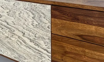 Jesvik skænk 175x71x40 cm i massivt sheeshamtræ med fronter i stenlook - hvid og naturtræ - Opbevaring - Opbevaringsmøbler - Skænke & sideboards
