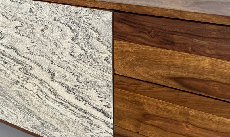 Jesvik skænk 175x71x40 cm i massivt sheeshamtræ med fronter i stenlook - hvid og naturtræ - Opbevaring - Opbevaringsmøbler - Skænke & sideboards