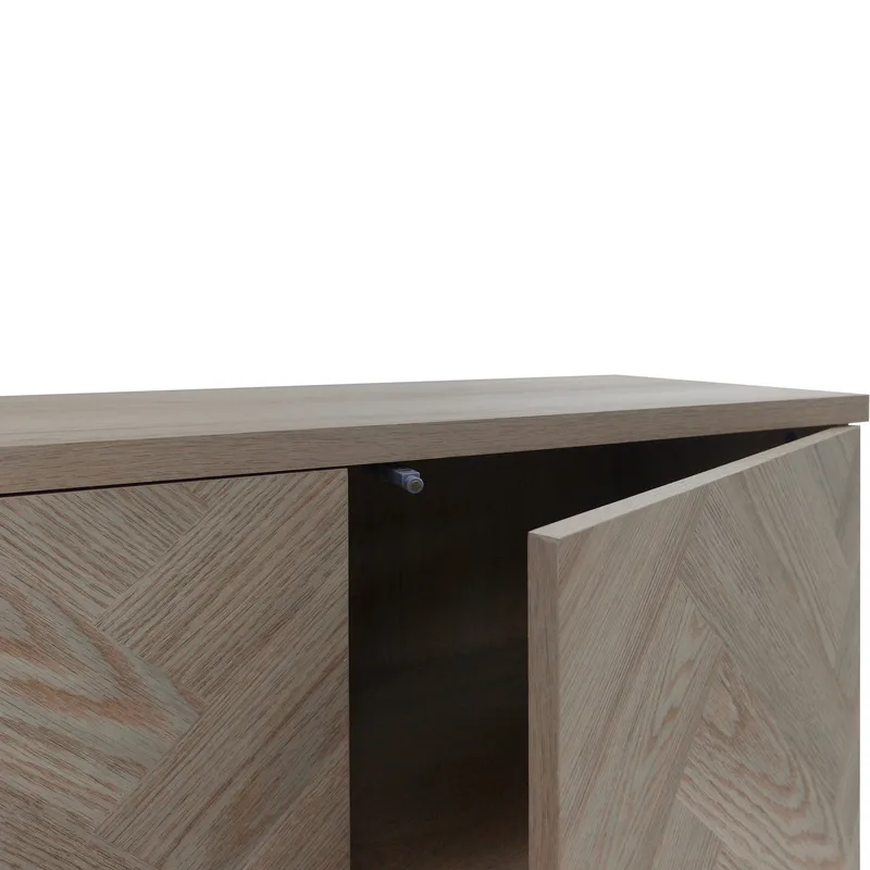 Skænk Loft24 Charlene Naturfarvet sildebensmønster/natureg 3 låger - Natur-eg i sildebensmønster / natur-eg - Opbevaring - Opbevaringsmøbler - Skænke & sideboards