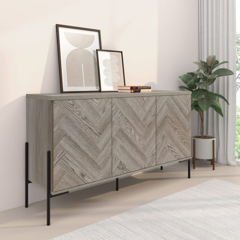 Skænk Loft24 Charlene Naturfarvet sildebensmønster/natureg 3 låger - Natur-eg i sildebensmønster / natur-eg - Opbevaring - Opbevaringsmøbler - Skænke & sideboards