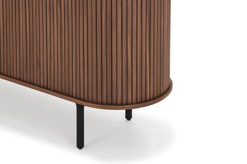 Noira Smalt Skænk Ribbet Valnød 150x45 cm - Brun - Opbevaring - Opbevaringsmøbler - Skænke & sideboards
