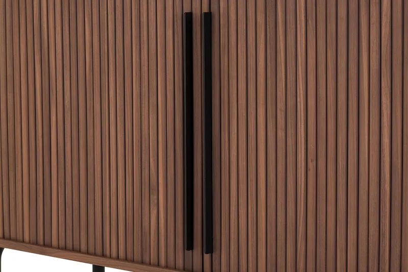 Noira Smalt Skænk Ribbet Valnød 150x45 cm - Brun - Opbevaring - Opbevaringsmøbler - Skænke & sideboards