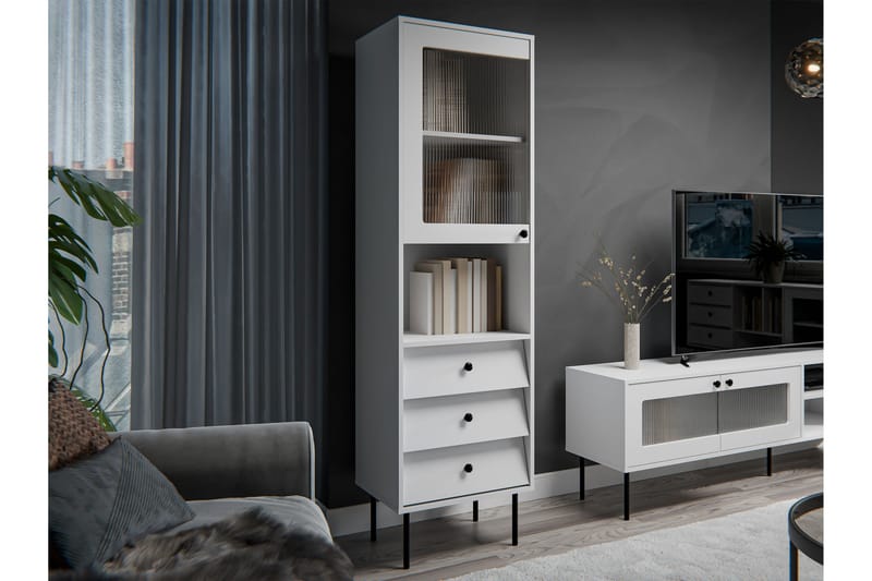 Akilesh Vitrineskab 52x180 cm - Hvid - Opbevaring - Skab - Vitrineskabe