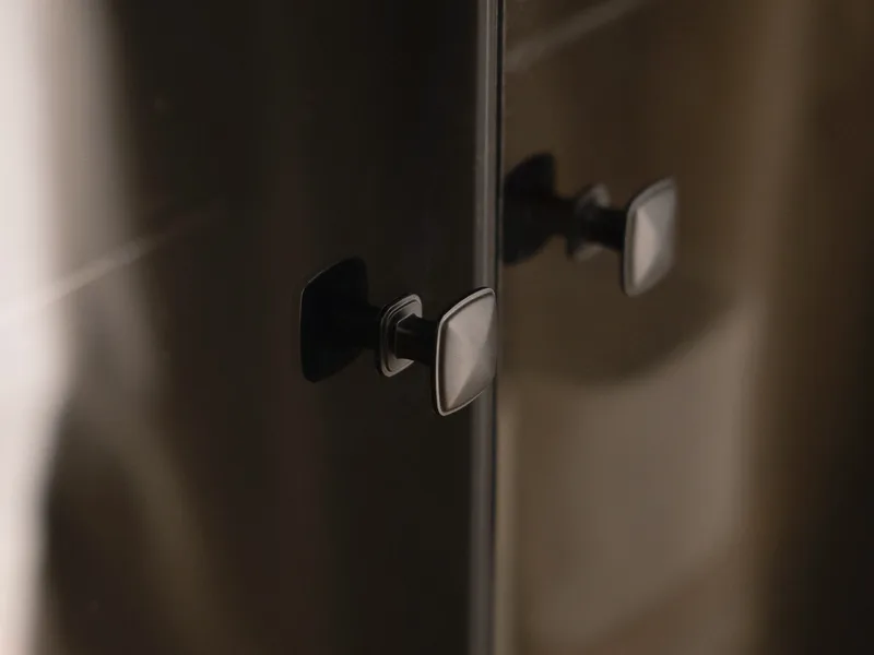 Lorvenn Vitrineskab 54x182 cm - Brun/Sort - Opbevaring - Skab - Vitrineskabe