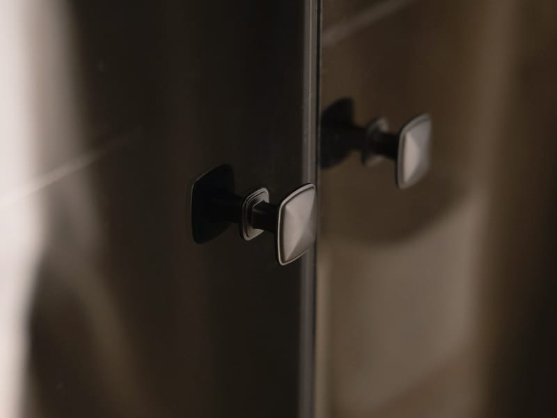 Lorvenn Vitrineskab 54x182 cm - Brun/Sort - Opbevaring - Skab - Vitrineskabe