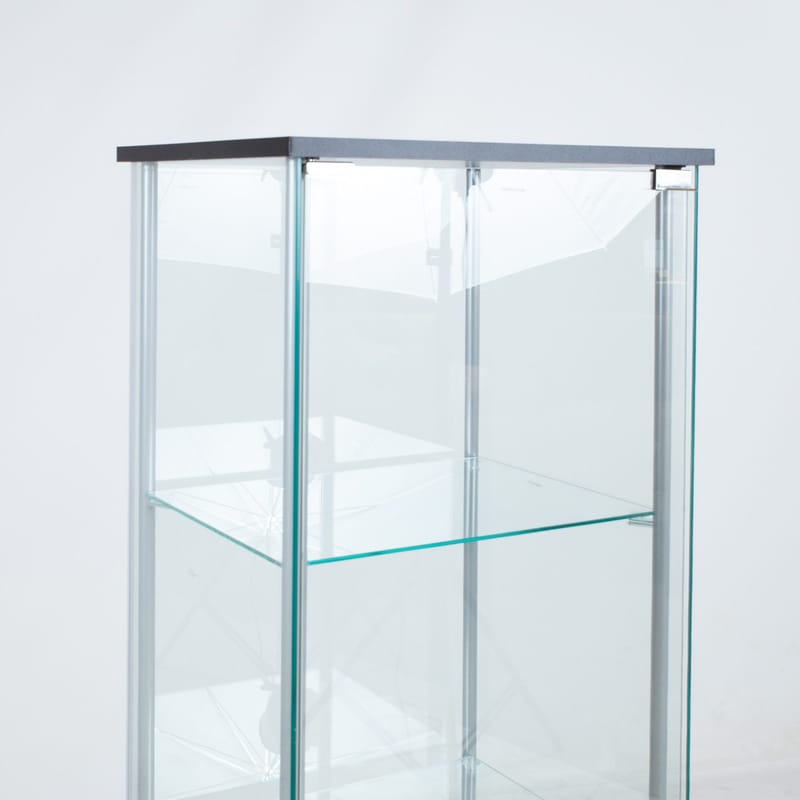 Vitrineskab HOME4YOU Aiko 60x36x163 cm - grå - Opbevaring - Skab - Vitrineskabe
