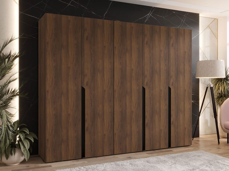 Milias Garderobe 250x202 cm - Brun/Sort - Opbevaring - Tøjopbevaring - Garderobeskabe - Garderobeskab & klædeskab