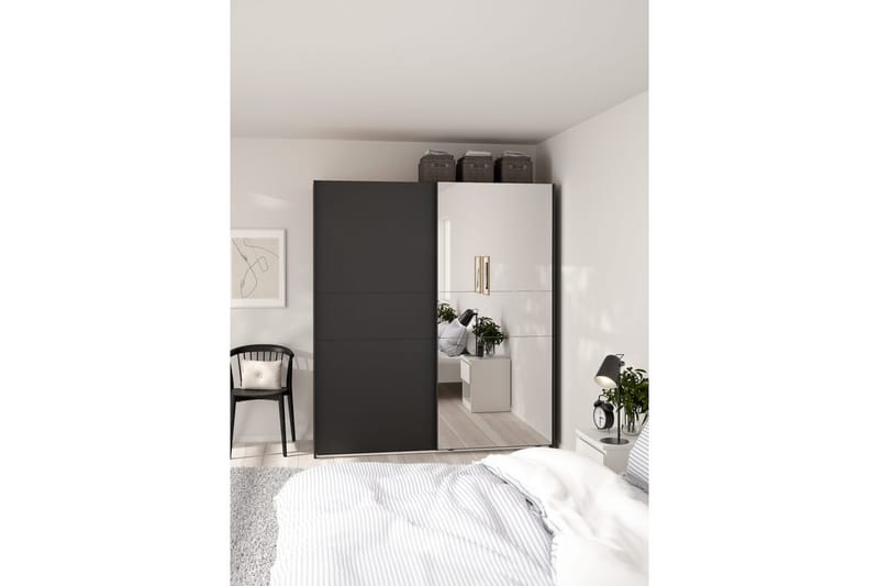 Takeru Garderobe med Spejl 179x200 cm - Sort - Opbevaring - Tøjopbevaring - Garderobeskabe