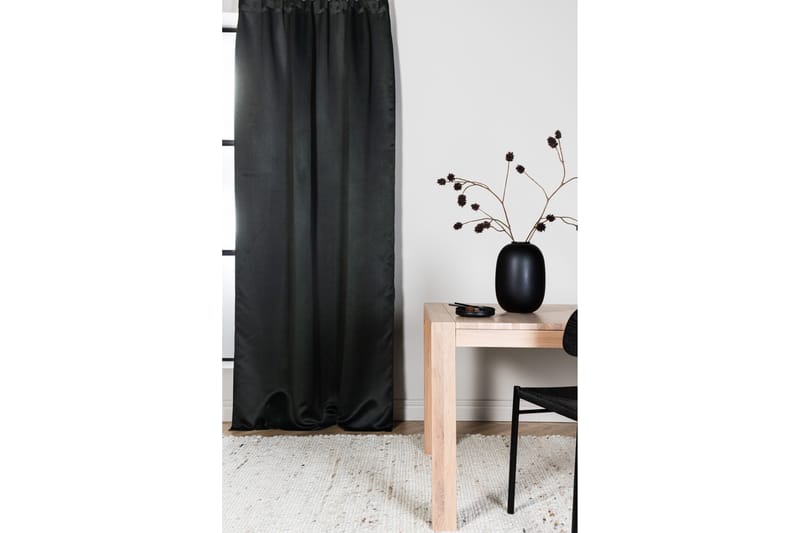 Evelyn Gardin 90x135 cm - Svart - Tekstiler - Gardiner - Lange gardiner - Gardiner med løbegang