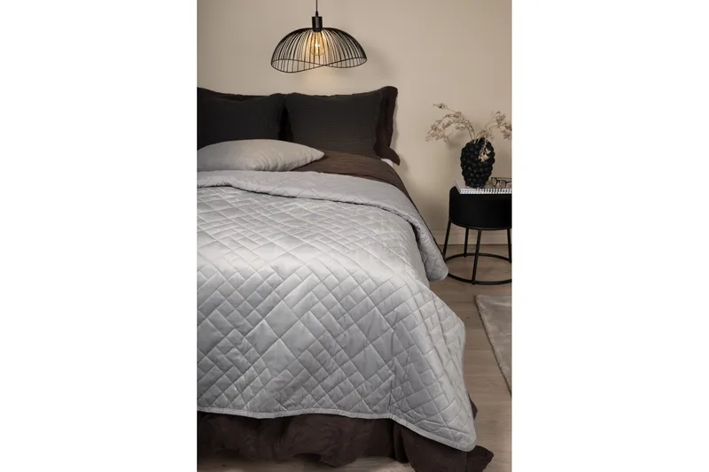 Jilly Sengetæppe 260x260 cm - Lysegrå - Tekstiler - Sengetøj - Sengetæppe - Sengetæppe dobbeltseng