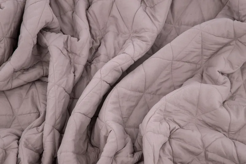 Nilla Sengetæppe 260x260 cm - Lyserosa - Tekstiler - Sengetøj - Sengetæppe - Sengetæppe dobbeltseng