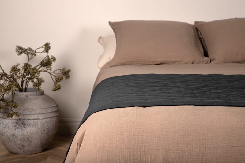 Sally Sengetæppe 80x180 cm - Antrasitt - Tekstiler - Sengetøj - Sengetæppe - Sengetæppe dobbeltseng