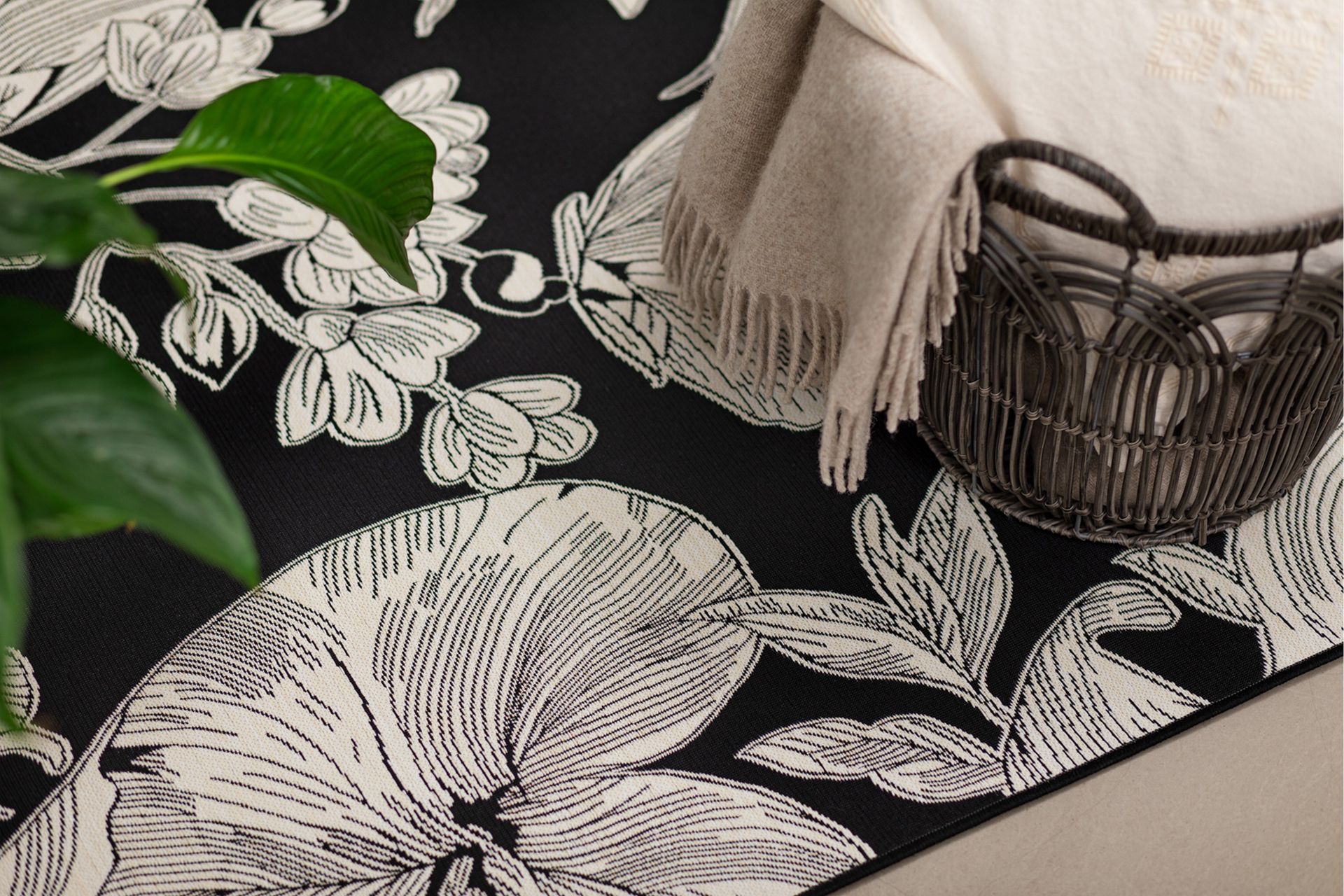 Domani Flower Fladvævet Tæppe 240x330 cm - Sort - Tekstiler - Tæpper - Fladvævet tæppe