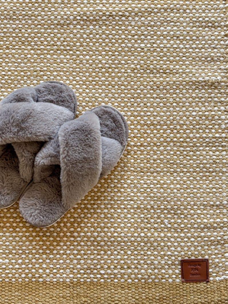 Håndvævet tæppe KM Home Sandhamn Kvadrat 250x250 cm Okkergul - Okkergul - Tekstiler - Tæpper - Moderne tæppe - Uldtæppe