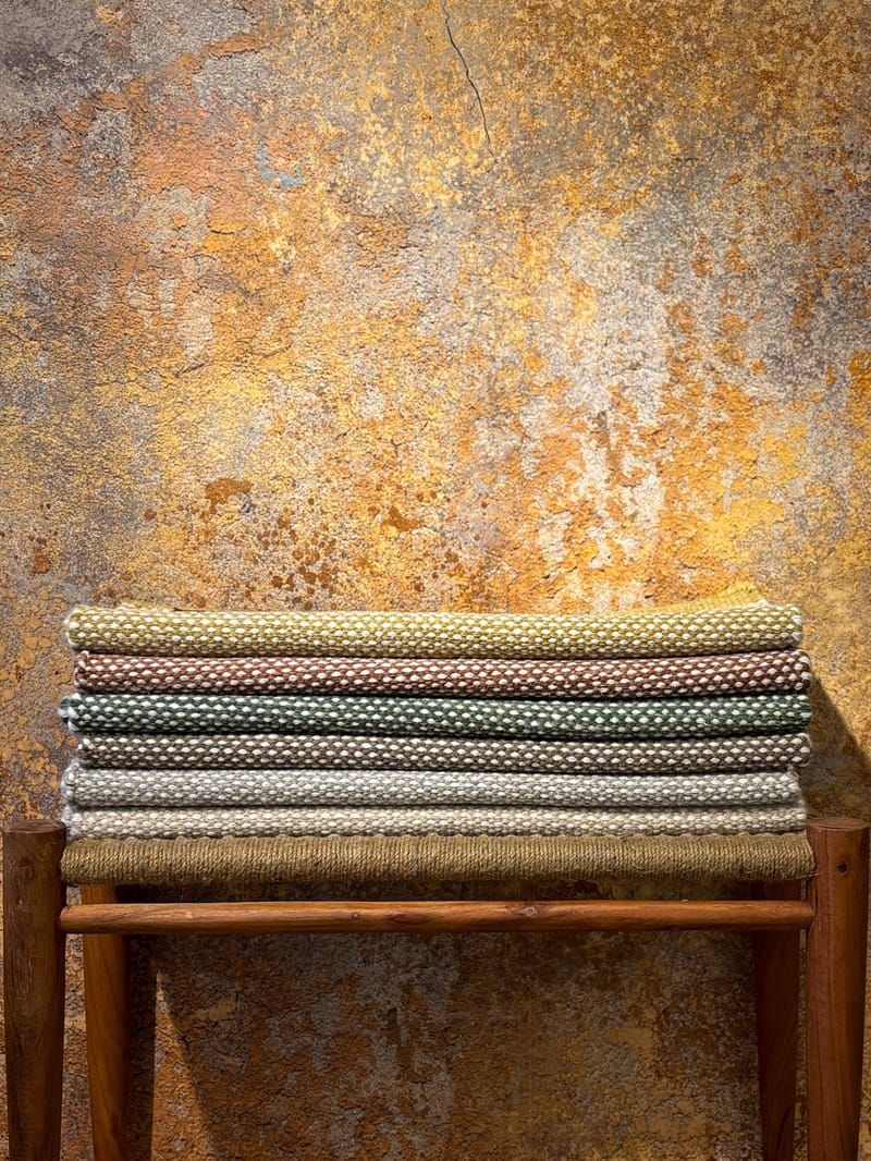 Håndvævet tæppe KM Home Sandhamn Kvadrat 250x250 cm Okkergul - Okkergul - Tekstiler - Tæpper - Moderne tæppe - Uldtæppe