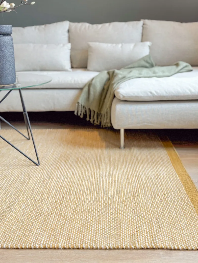 Håndvævet tæppe KM Home Sandhamn Kvadrat 250x250 cm Okkergul - Okkergul - Tekstiler - Tæpper - Moderne tæppe - Uldtæppe