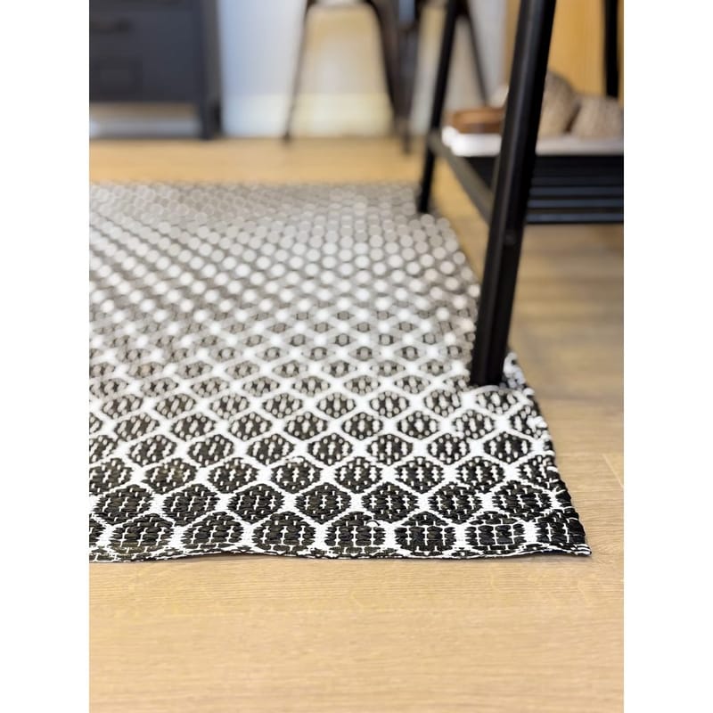 Plasttæppe Hilma Link - 150x220 cm, Sort - Tekstiler - Tæpper - Udendørs tæpper - Plasttæpper